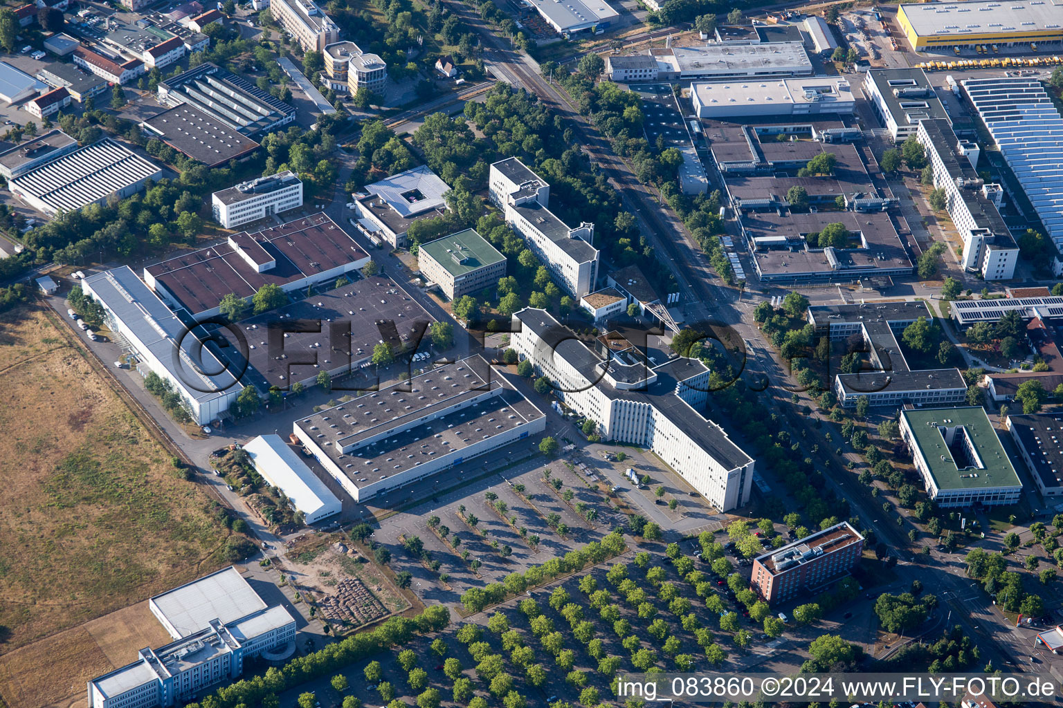 Vue d'oiseau de Quartier Knielingen in Karlsruhe dans le département Bade-Wurtemberg, Allemagne