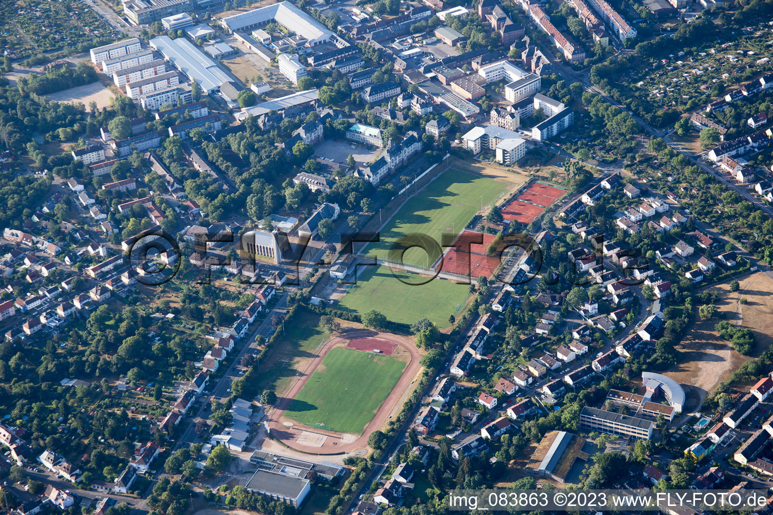 Vue aérienne de Terrains de sport à le quartier Nordweststadt in Karlsruhe dans le département Bade-Wurtemberg, Allemagne
