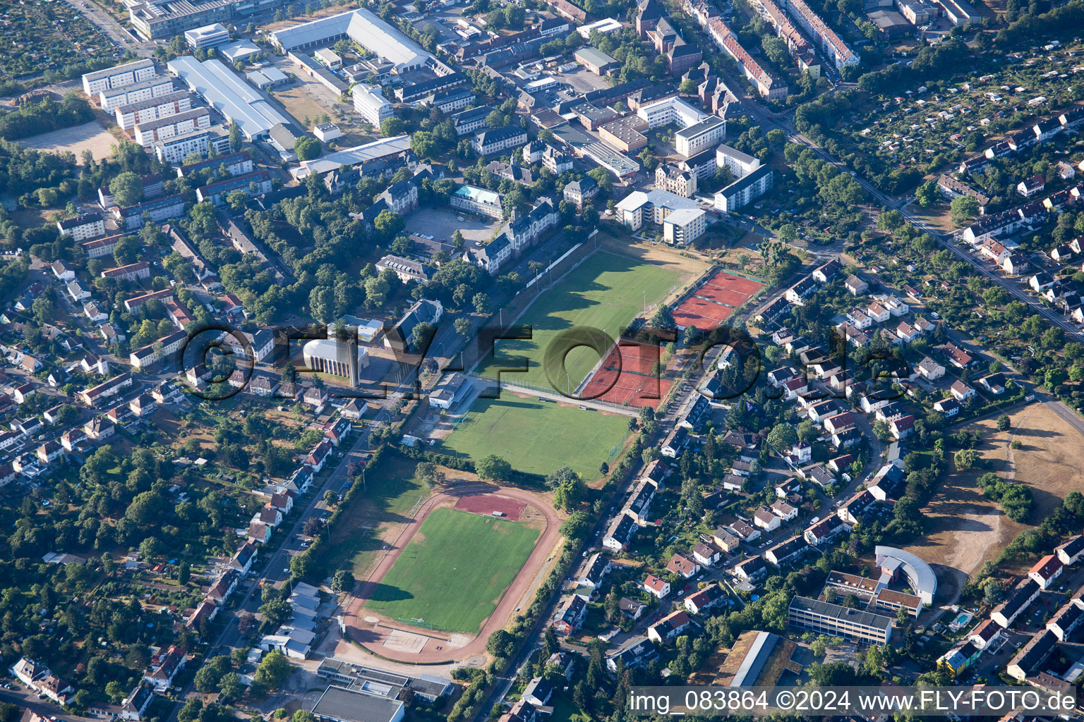 Vue aérienne de Terrains de sport à le quartier Nordweststadt in Karlsruhe dans le département Bade-Wurtemberg, Allemagne