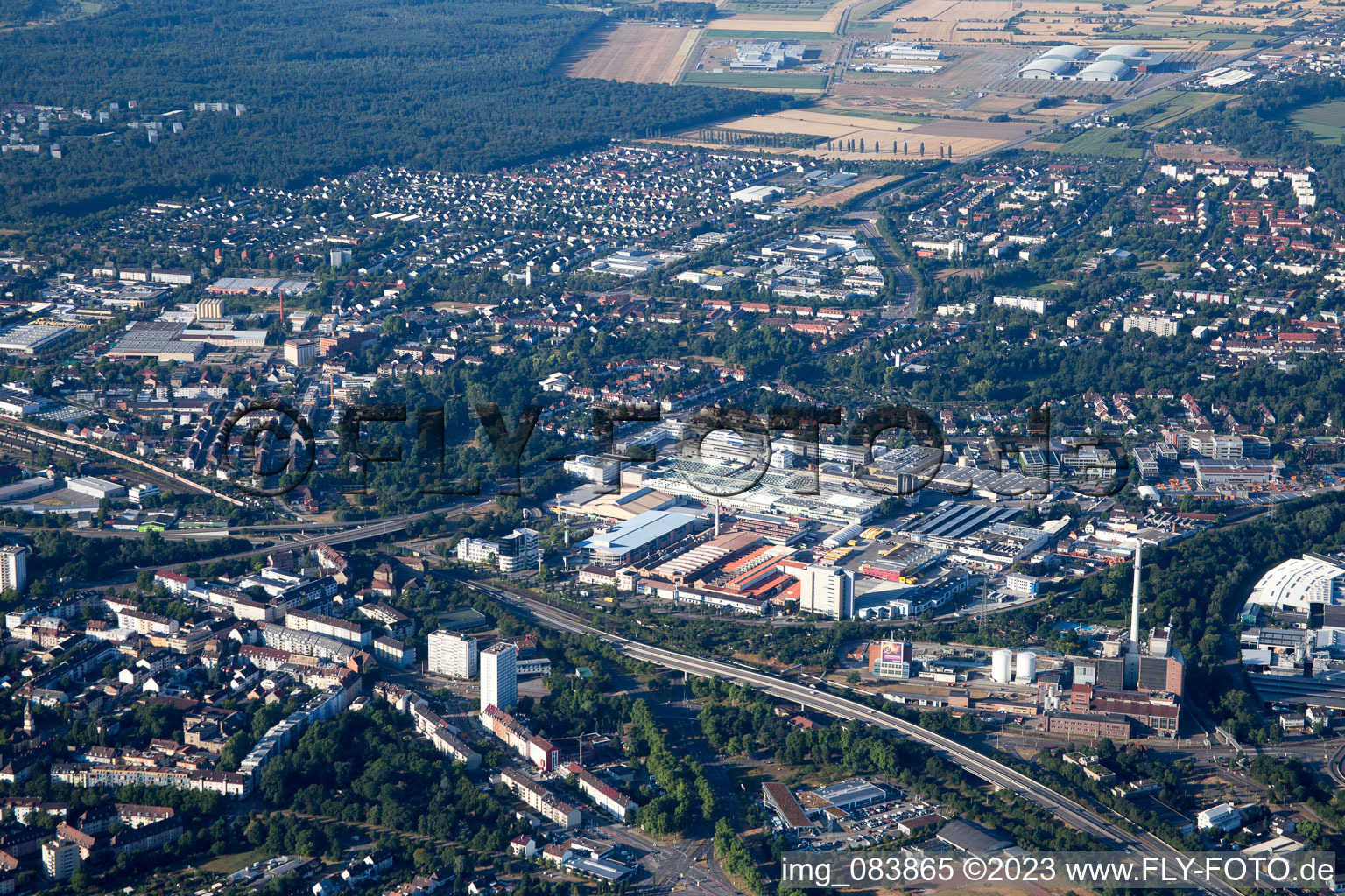 Vue aérienne de Angle vert à le quartier Nordweststadt in Karlsruhe dans le département Bade-Wurtemberg, Allemagne