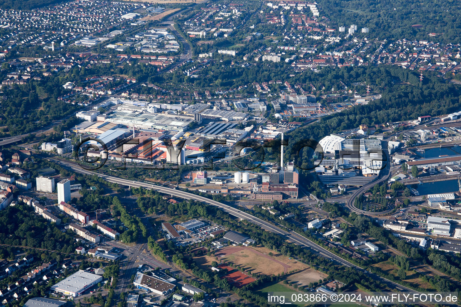 Vue aérienne de Angle vert à le quartier Nordweststadt in Karlsruhe dans le département Bade-Wurtemberg, Allemagne