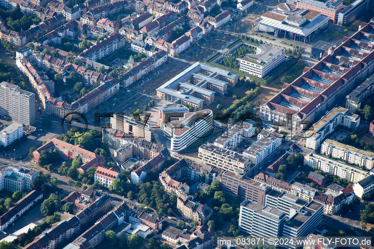 Vue aérienne de ZKM à le quartier Südweststadt in Karlsruhe dans le département Bade-Wurtemberg, Allemagne