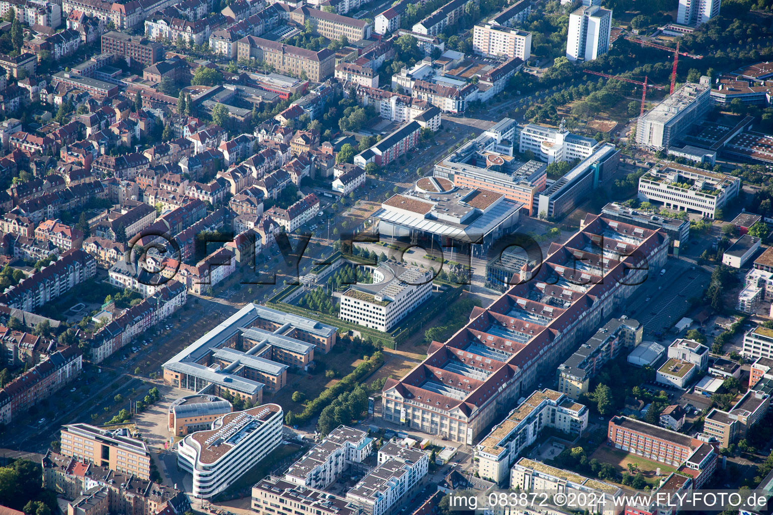 Vue aérienne de ZKM à le quartier Südweststadt in Karlsruhe dans le département Bade-Wurtemberg, Allemagne