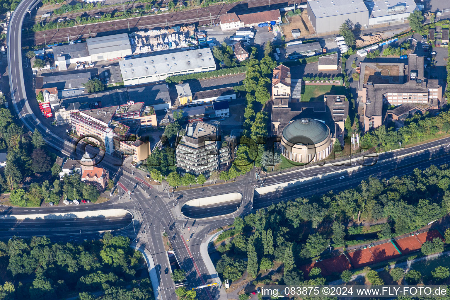 Vue aérienne de Bâtiment de l'église ronde du Missionswerk Karlsruhe d'une église laïque et pentecôtiste libre et fondation et bâtiment de bureaux hexagonal de l'Association des médecins de l'assurance maladie obligatoire du Bade-Wurtemberg à le quartier Grünwinkel in Karlsruhe dans le département Bade-Wurtemberg, Allemagne