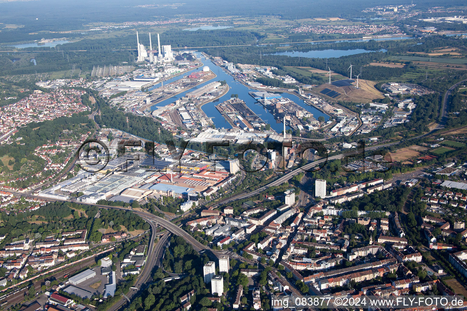 Vue d'oiseau de KA Rheinhafen à le quartier Rheinhafen in Karlsruhe dans le département Bade-Wurtemberg, Allemagne