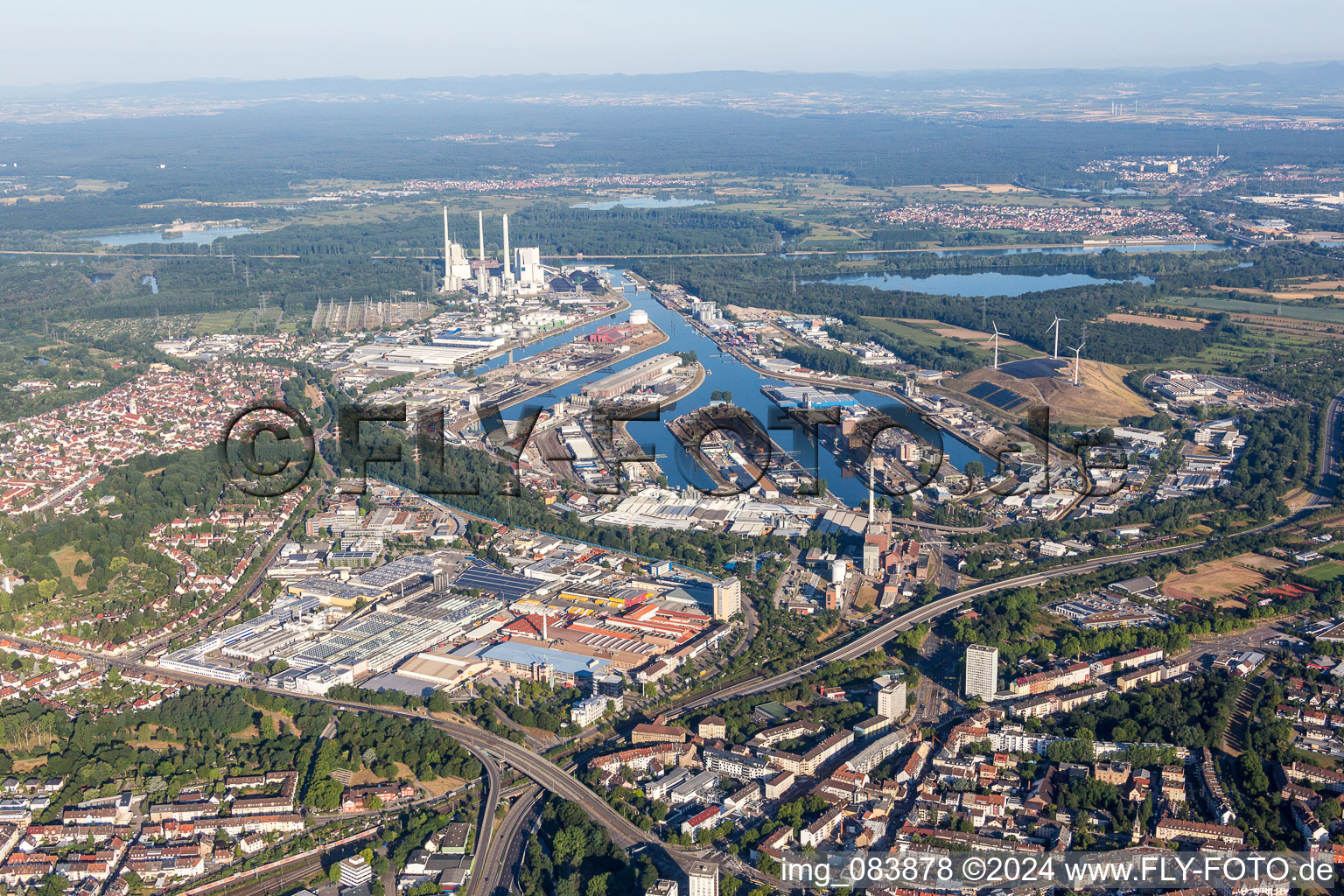 KA Rheinhafen à le quartier Rheinhafen in Karlsruhe dans le département Bade-Wurtemberg, Allemagne vue du ciel