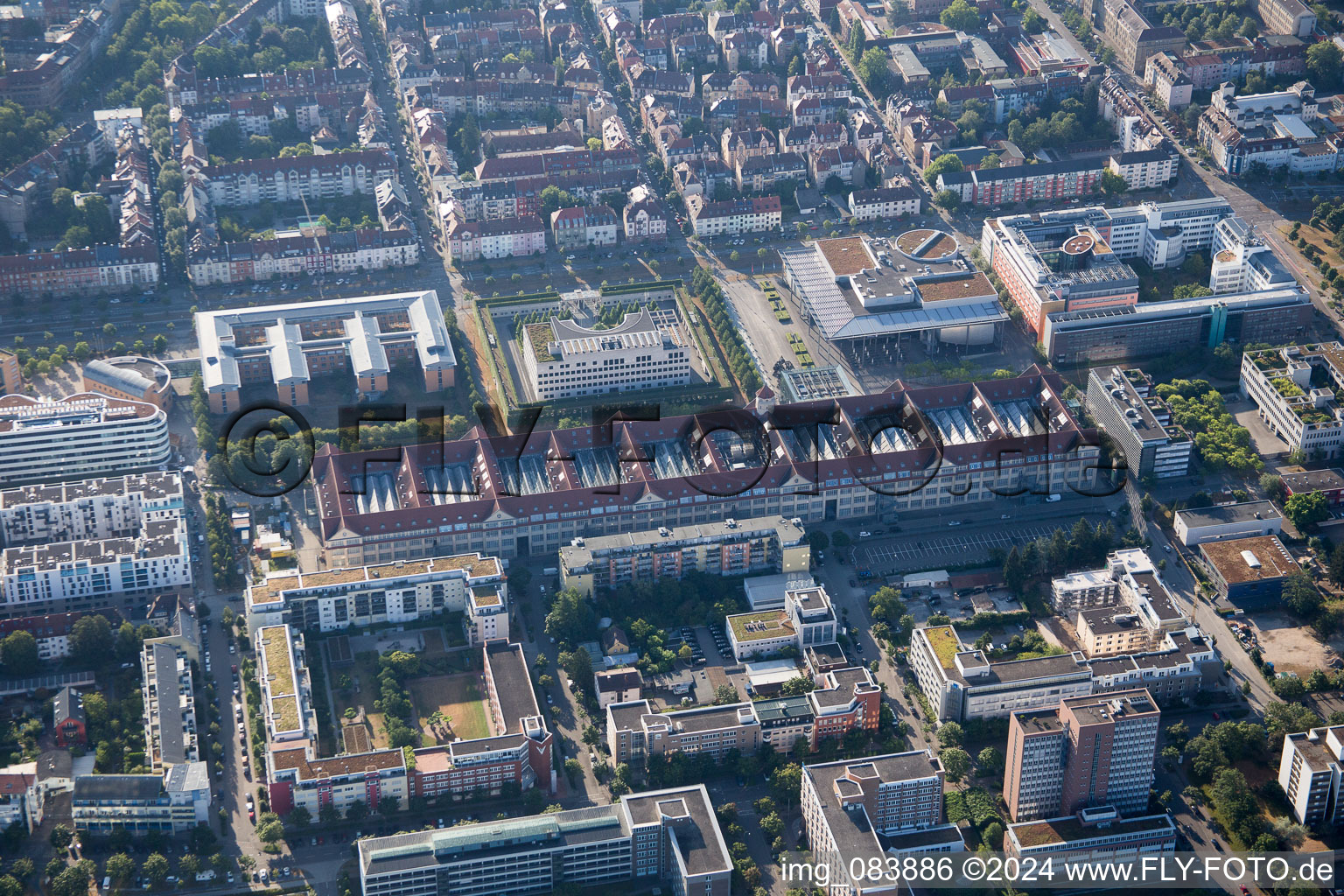 Vue oblique de ZKM à le quartier Südweststadt in Karlsruhe dans le département Bade-Wurtemberg, Allemagne