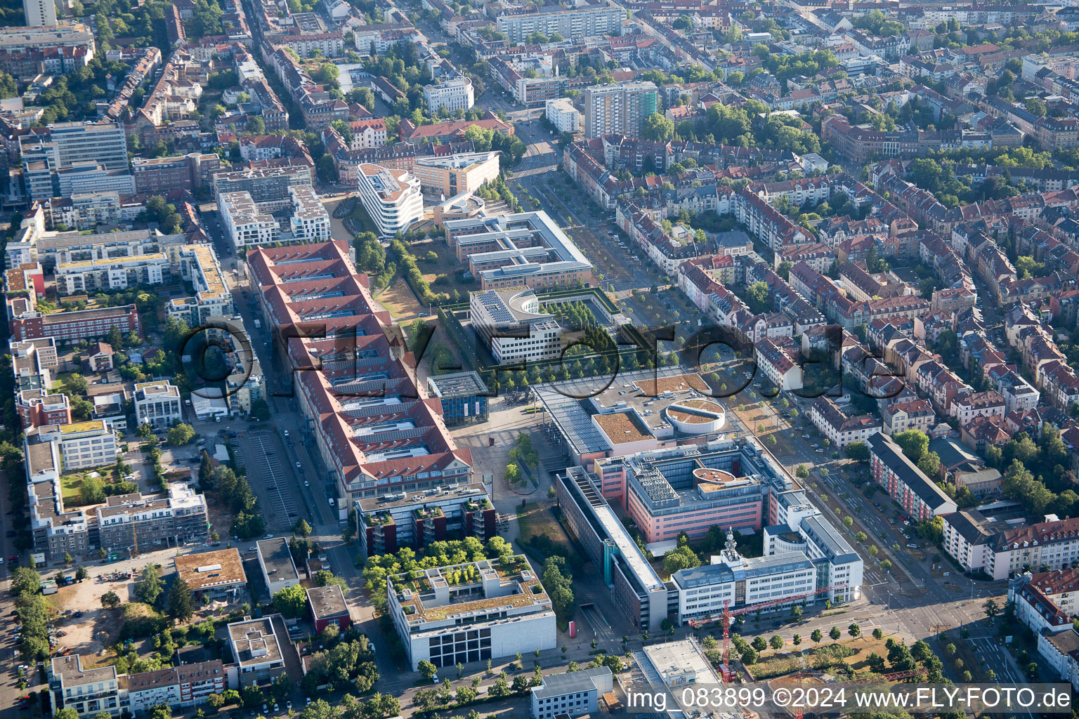 Vue aérienne de ZKM à le quartier Südweststadt in Karlsruhe dans le département Bade-Wurtemberg, Allemagne