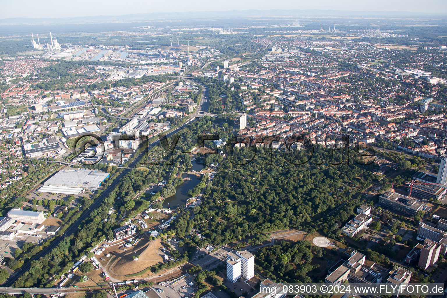 Le festival dans les installations de Günther Klotz à le quartier Südweststadt in Karlsruhe dans le département Bade-Wurtemberg, Allemagne depuis l'avion