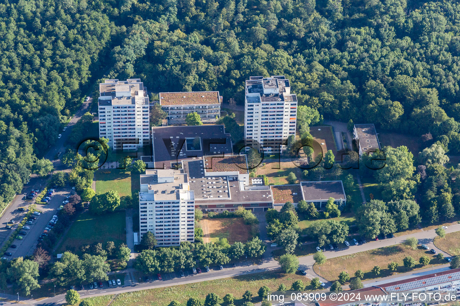 Vue aérienne de Maison de retraite - résidence pour personnes âgées du Wohnstift Karlsruhe e. V. dans le quartier Weiherfeld - Dammerstock à le quartier Weiherfeld-Dammerstock in Karlsruhe dans le département Bade-Wurtemberg, Allemagne