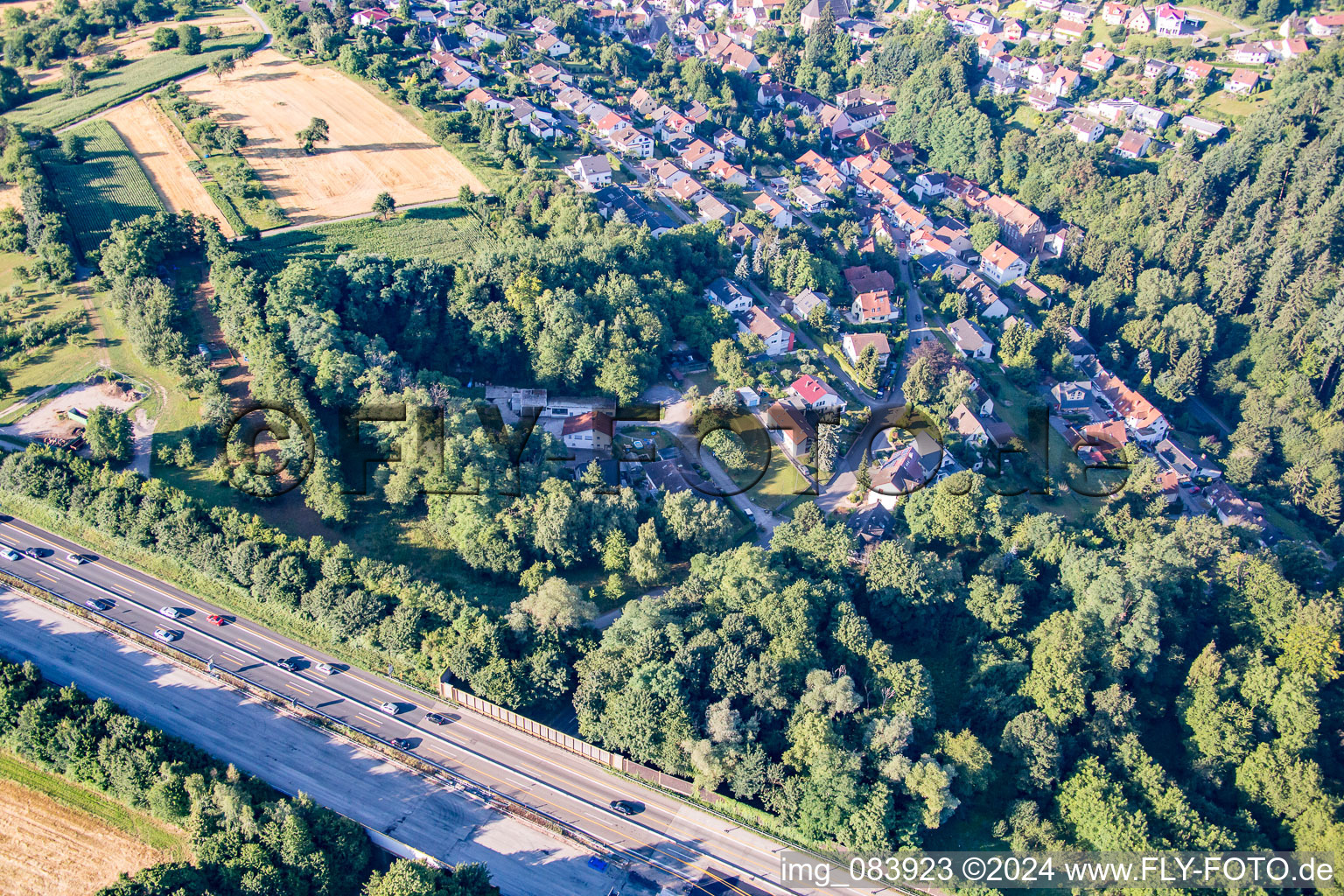 Vue aérienne de Tracé autoroutier du BAB A8 à le quartier Grünwettersbach in Karlsruhe dans le département Bade-Wurtemberg, Allemagne