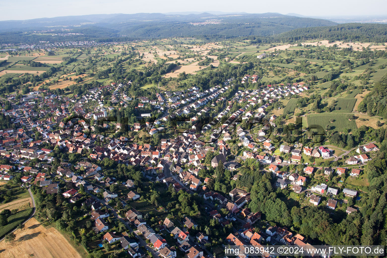 Vue aérienne de Vue des rues et des maisons des quartiers résidentiels à le quartier Grünwettersbach in Karlsruhe dans le département Bade-Wurtemberg, Allemagne