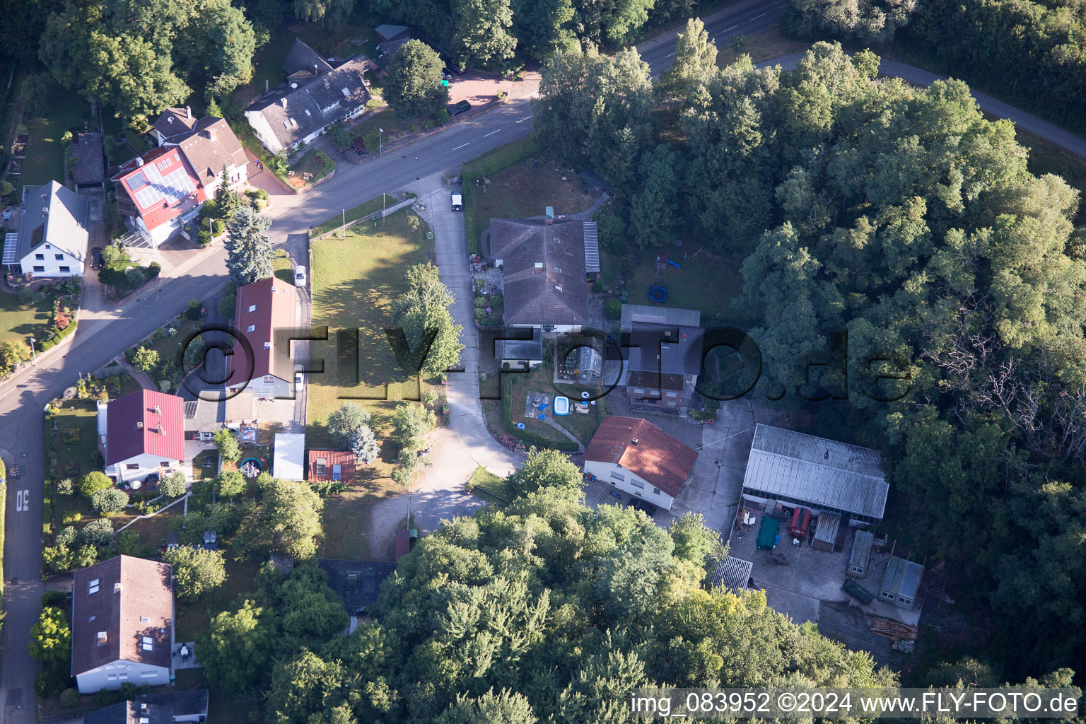 Enregistrement par drone de Hohenwettersbacherstraße 38, "atelier ouvert pour les jeunes Karlsruhe" à la carrière à le quartier Grünwettersbach in Karlsruhe dans le département Bade-Wurtemberg, Allemagne