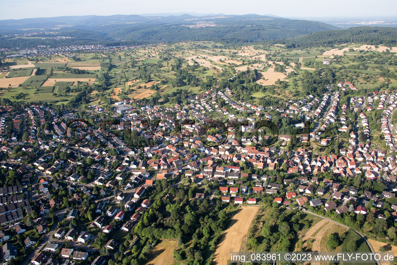 Enregistrement par drone de Quartier Grünwettersbach in Karlsruhe dans le département Bade-Wurtemberg, Allemagne