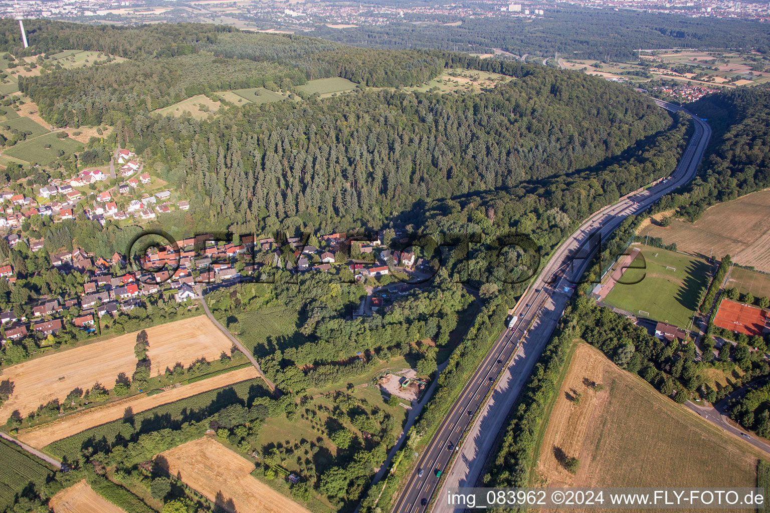 Vue aérienne de Tracé autoroutier du BAB A8 à le quartier Grünwettersbach in Karlsruhe dans le département Bade-Wurtemberg, Allemagne