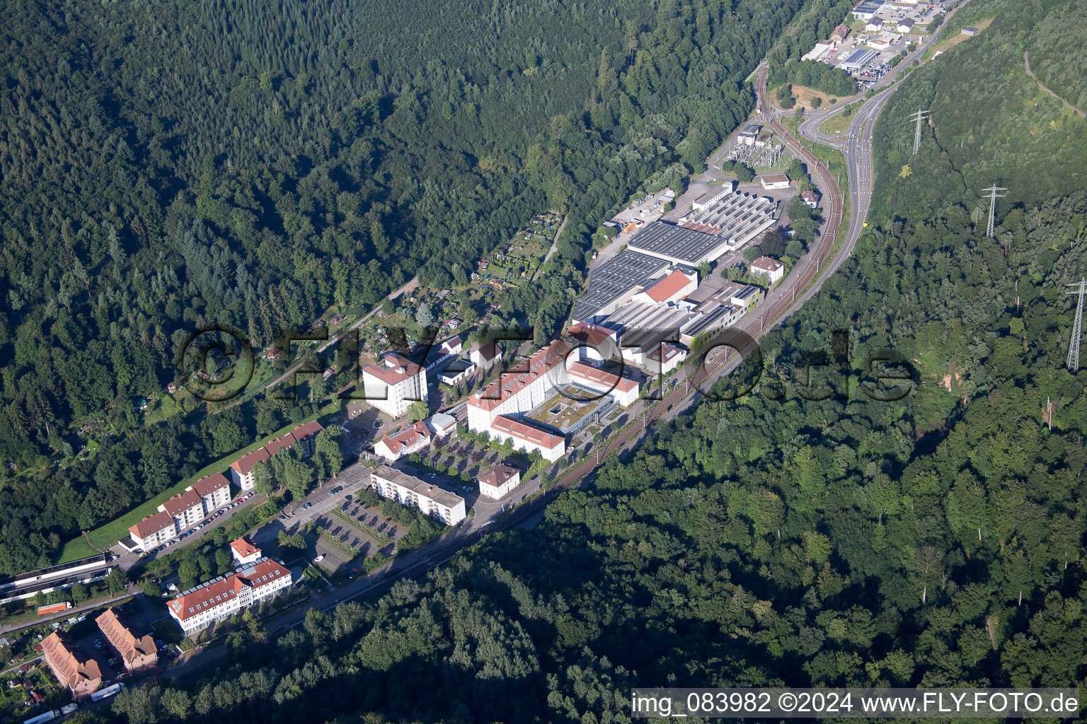 Zone industrielle de la filature Albtal à Ettlingen dans le département Bade-Wurtemberg, Allemagne d'en haut