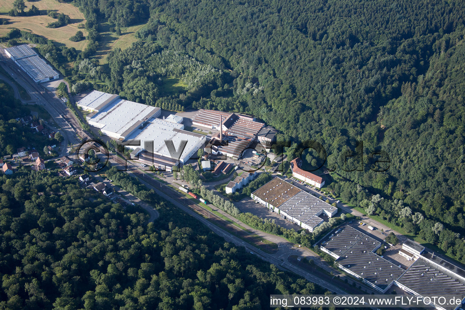 Zone industrielle de la filature Albtal à Ettlingen dans le département Bade-Wurtemberg, Allemagne hors des airs