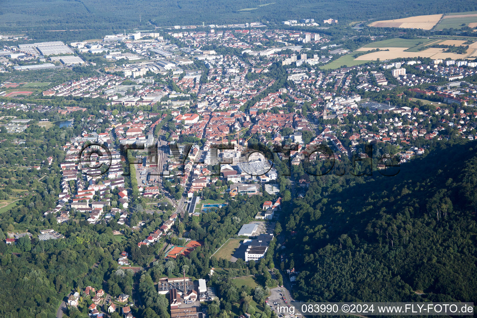 Vue aérienne de Vue des rues et des maisons des quartiers résidentiels à Ettlingen dans le département Bade-Wurtemberg, Allemagne