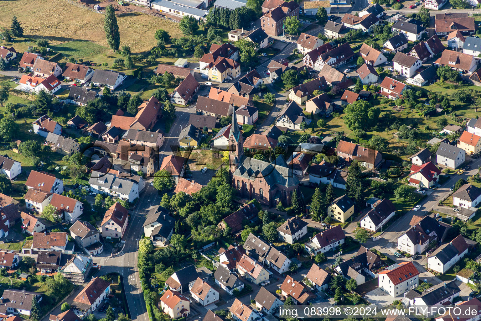 Vue aérienne de Bâtiment de l'église de Boniface en Schöllbronn à le quartier Schöllbronn in Ettlingen dans le département Bade-Wurtemberg, Allemagne