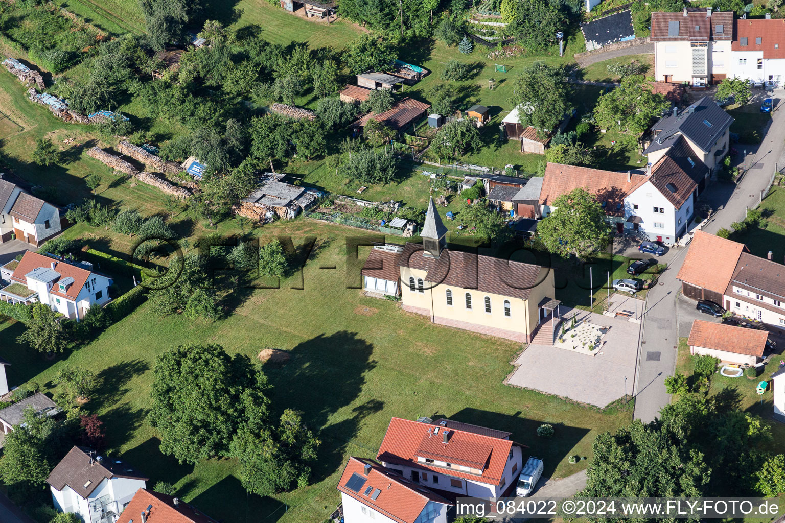 Vue aérienne de Bâtiments religieux en Schluttenbach à le quartier Schluttenbach in Ettlingen dans le département Bade-Wurtemberg, Allemagne