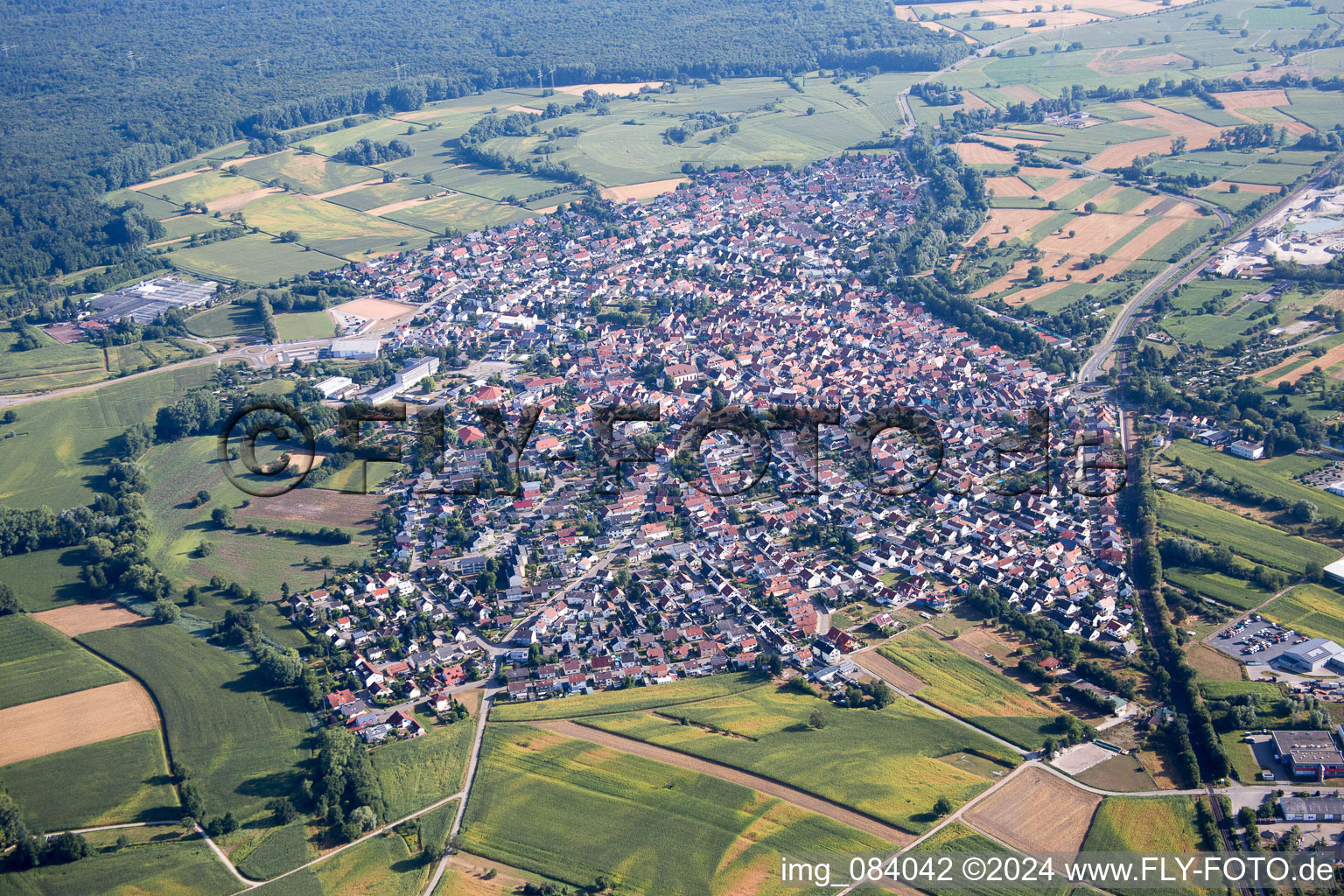 Hagenbach dans le département Rhénanie-Palatinat, Allemagne du point de vue du drone