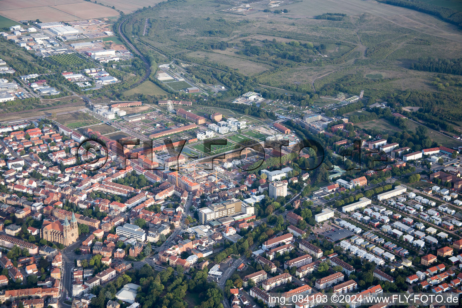 Vue aérienne de Salon des jardins d'État à Landau in der Pfalz dans le département Rhénanie-Palatinat, Allemagne