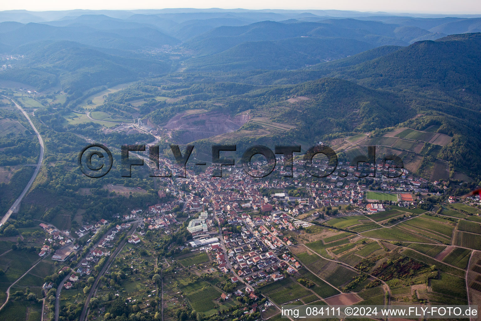 Vue aérienne de Albersweiler à Siebeldingen dans le département Rhénanie-Palatinat, Allemagne