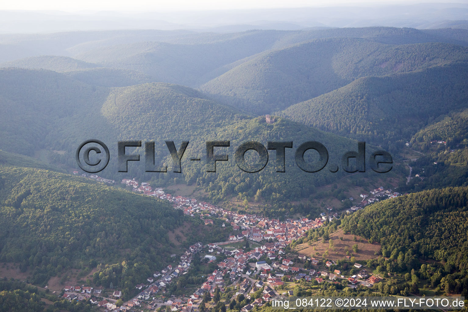 Ramberg dans le département Rhénanie-Palatinat, Allemagne depuis l'avion