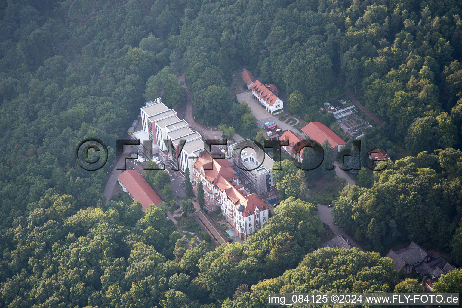 Vue aérienne de Locaux hospitaliers du centre de rééducation de la clinique de rééducation Eußerthal à Eußerthal dans le département Rhénanie-Palatinat, Allemagne