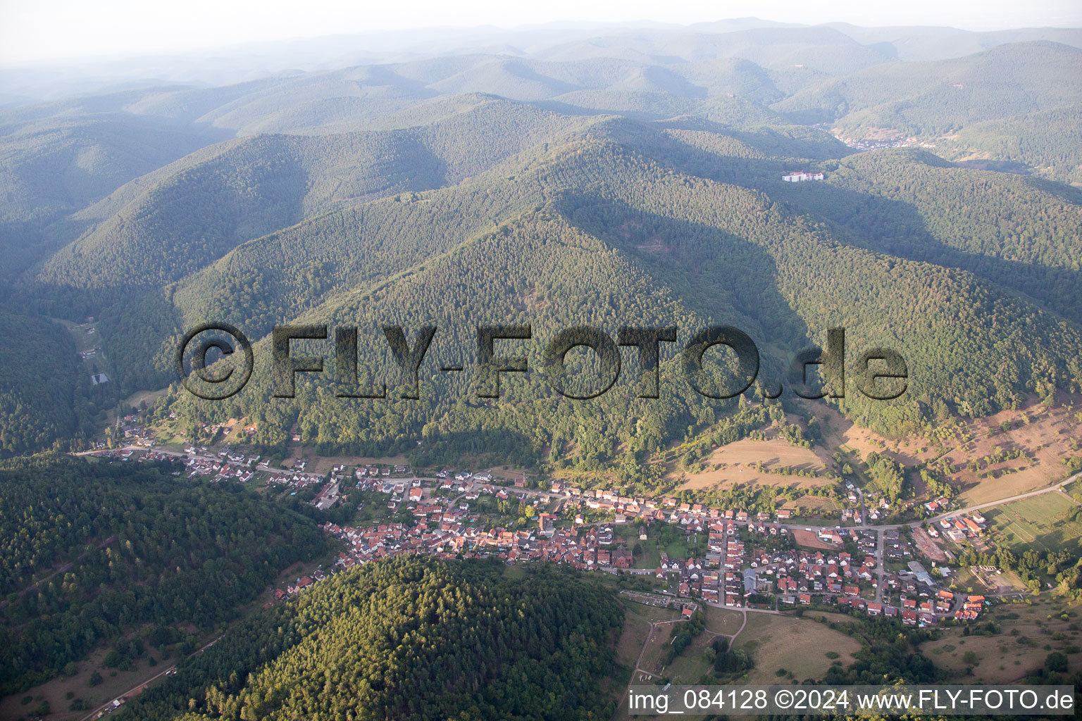 Vue aérienne de Eußerthal dans le département Rhénanie-Palatinat, Allemagne