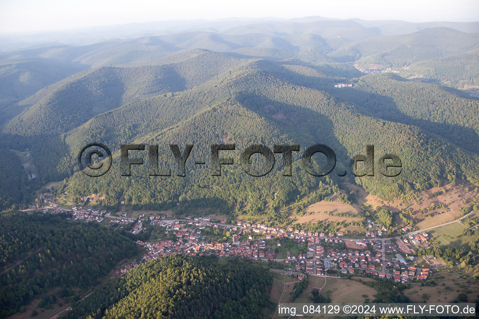 Vue aérienne de Eußerthal dans le département Rhénanie-Palatinat, Allemagne