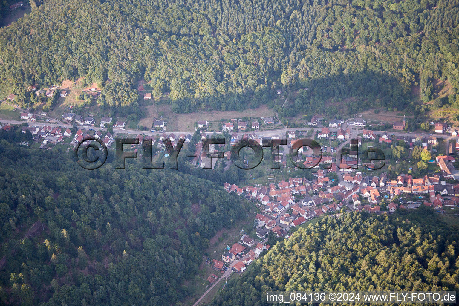 Vue d'oiseau de Eußerthal dans le département Rhénanie-Palatinat, Allemagne