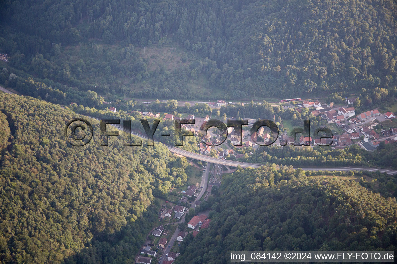 Vue aérienne de Rinnthal dans le département Rhénanie-Palatinat, Allemagne