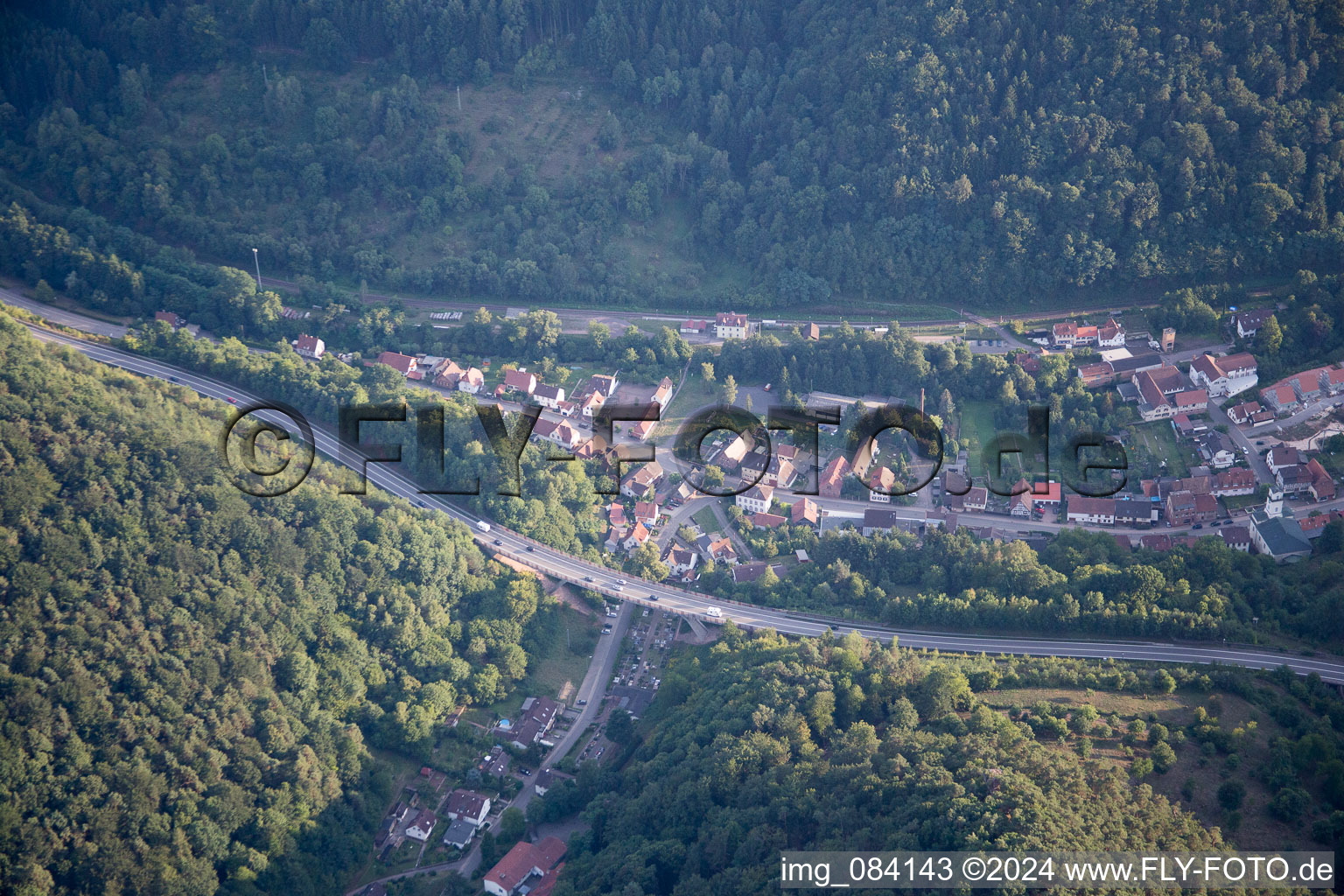 Vue aérienne de Rinnthal dans le département Rhénanie-Palatinat, Allemagne