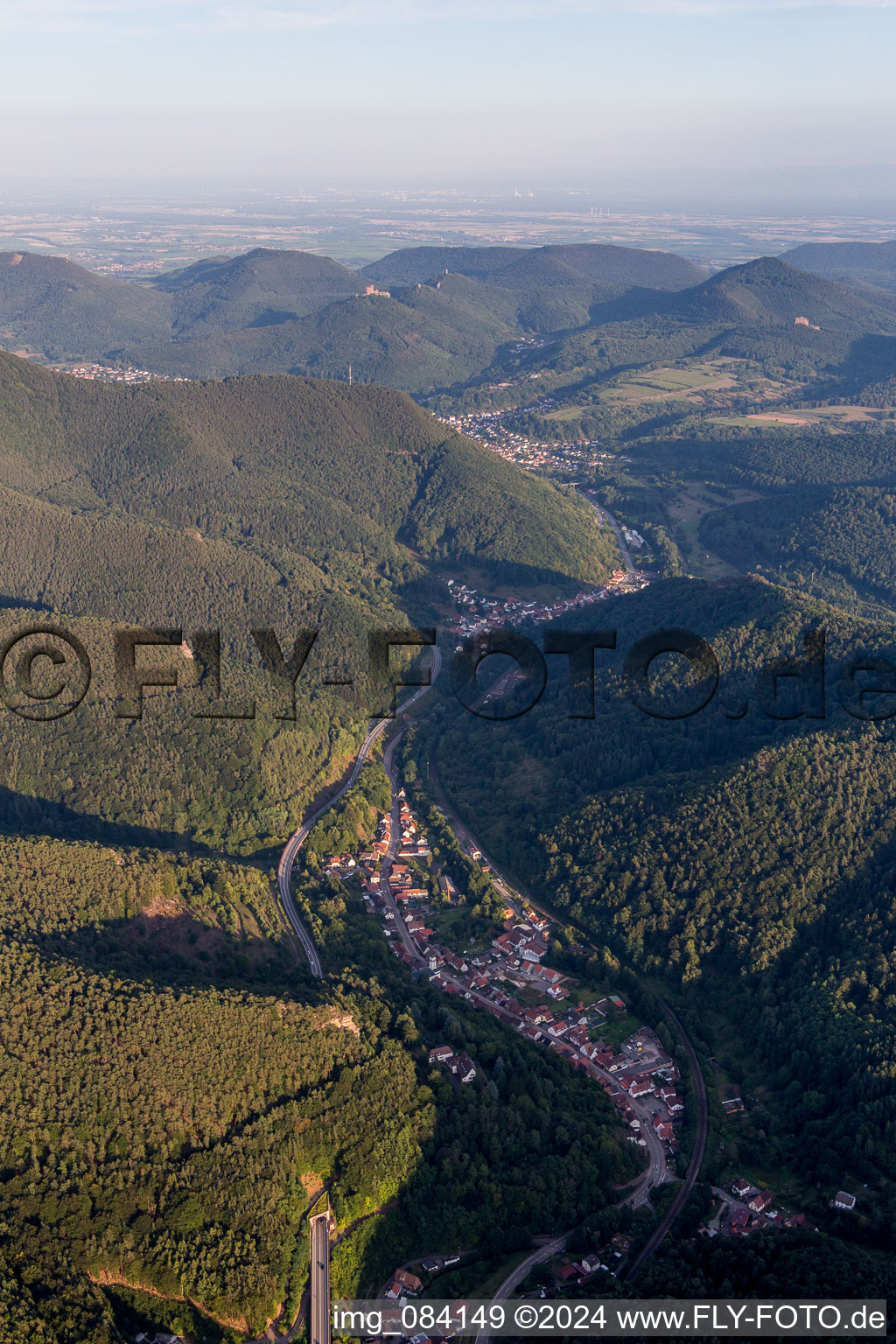 Vue aérienne de Centre du village dans l'étroite vallée du Queich à Rinnthal dans le département Rhénanie-Palatinat, Allemagne