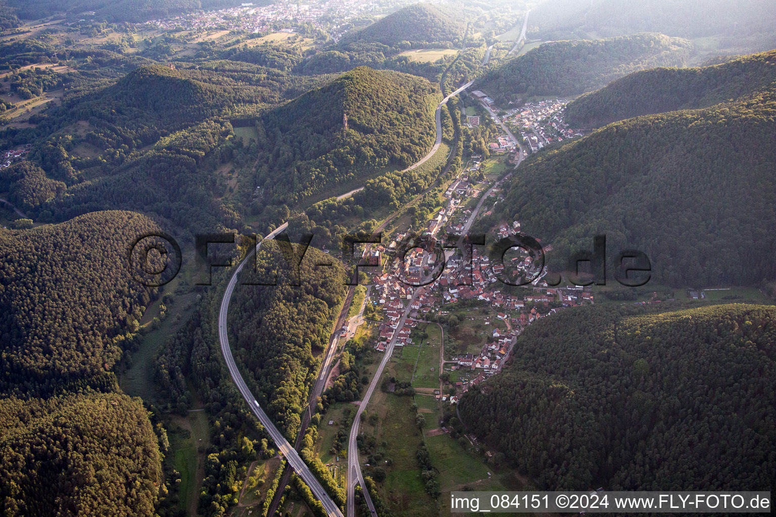 Vue aérienne de Wilgartswiesen dans le département Rhénanie-Palatinat, Allemagne