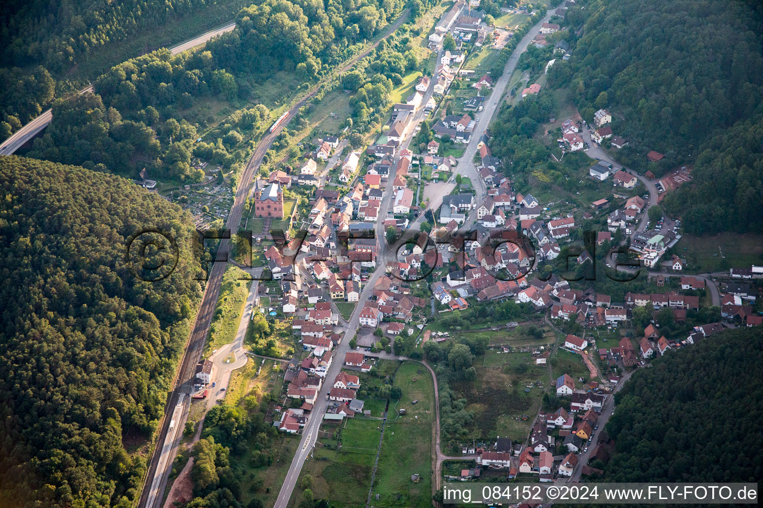 Vue aérienne de Wilgartswiesen dans le département Rhénanie-Palatinat, Allemagne