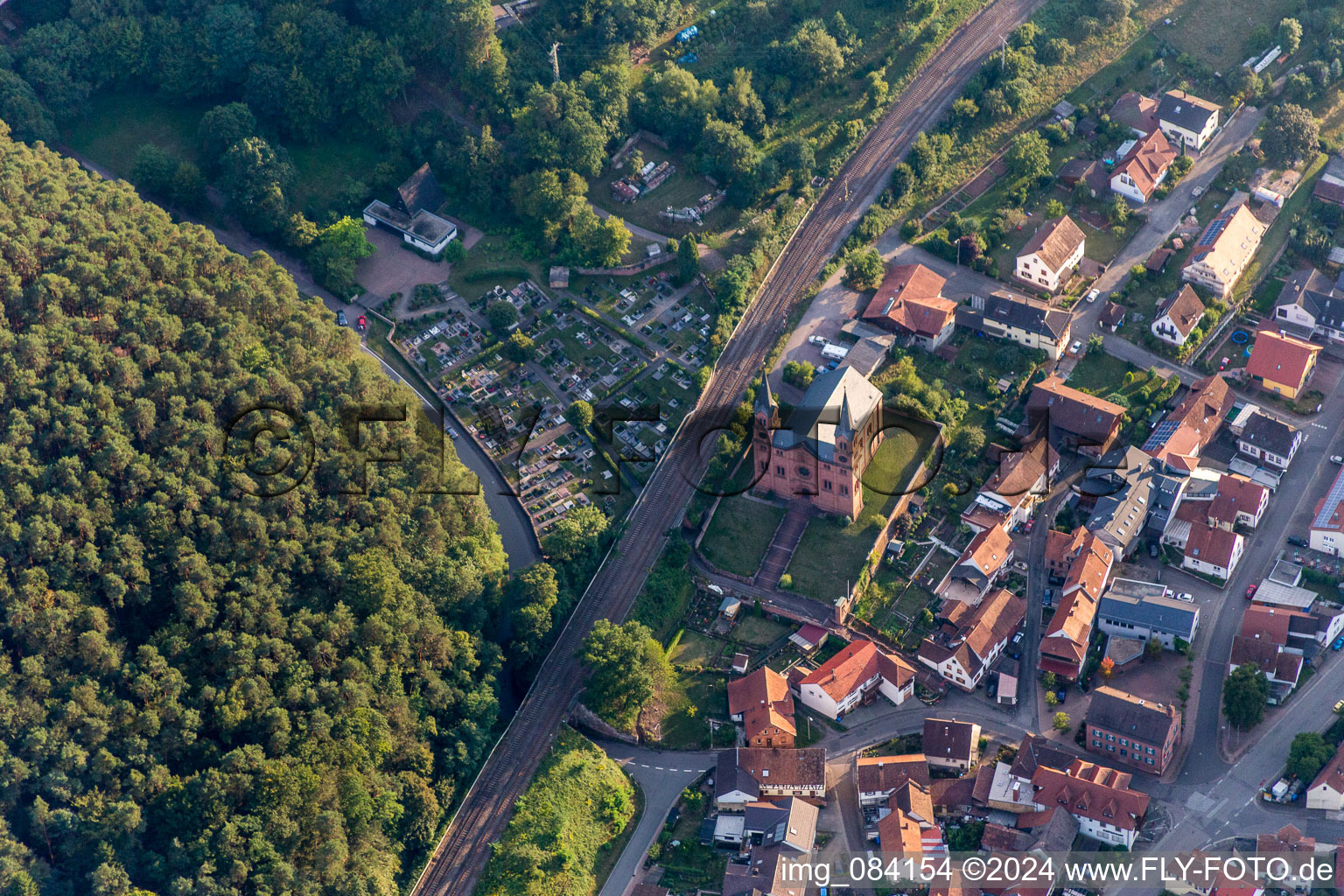 Vue aérienne de Bâtiment d'église au centre du village à Wilgartswiesen dans le département Rhénanie-Palatinat, Allemagne