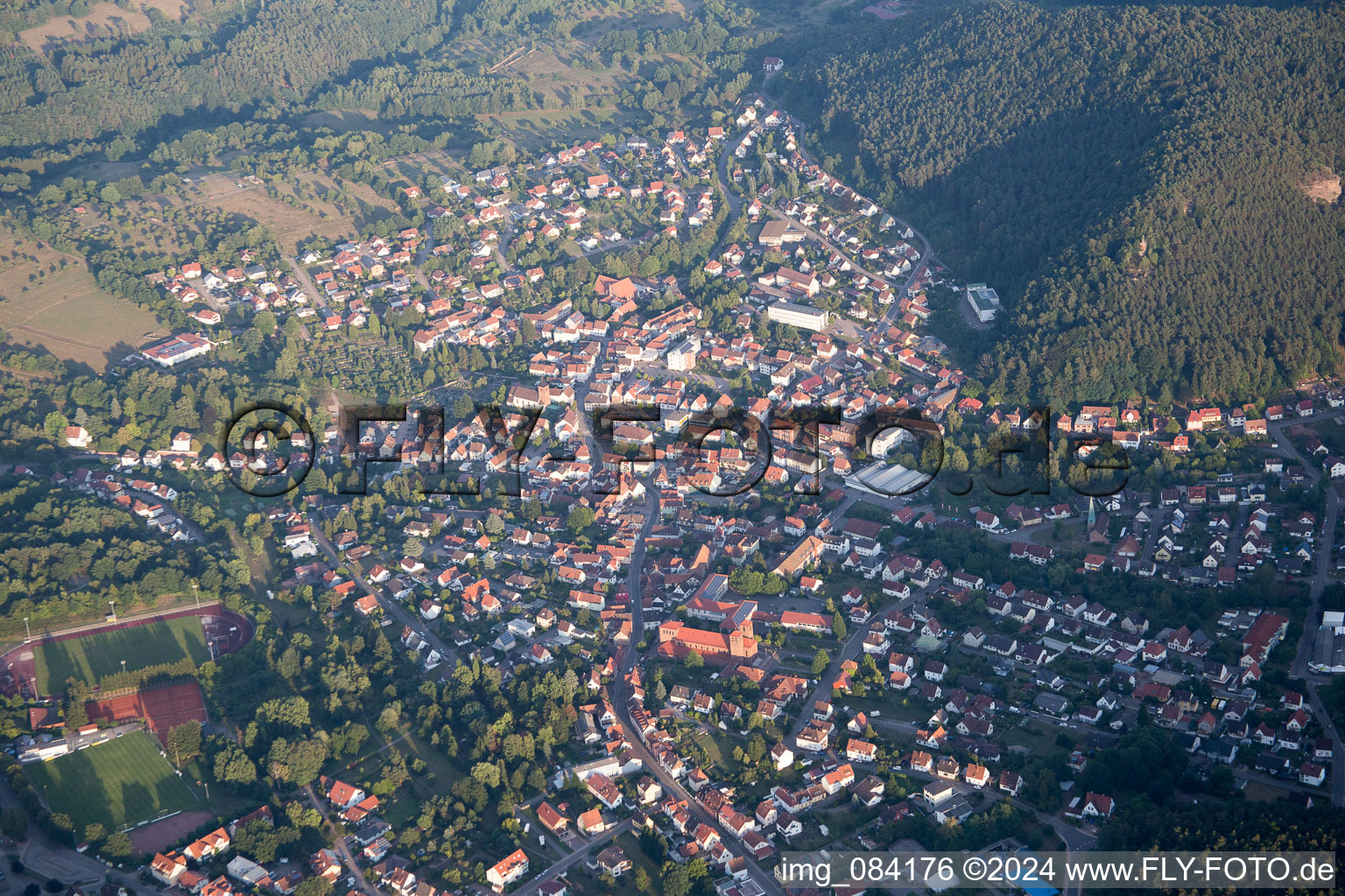 Hauenstein dans le département Rhénanie-Palatinat, Allemagne depuis l'avion