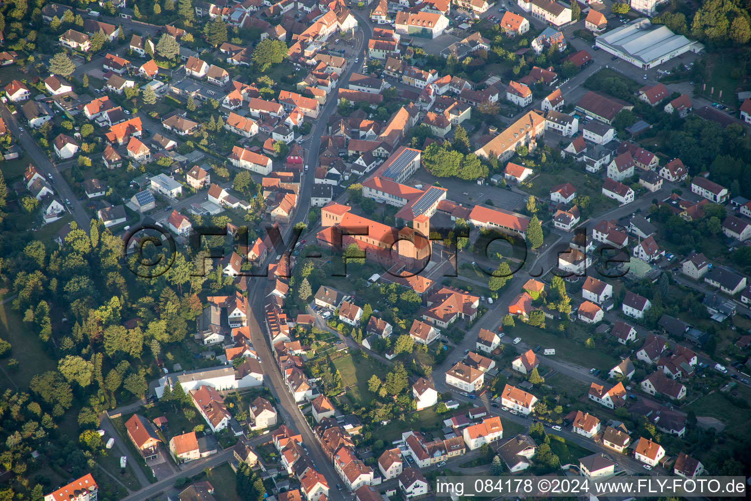 Vue aérienne de Église du Christ-Roi dans le vieux centre-ville du centre-ville à Hauenstein dans le département Rhénanie-Palatinat, Allemagne