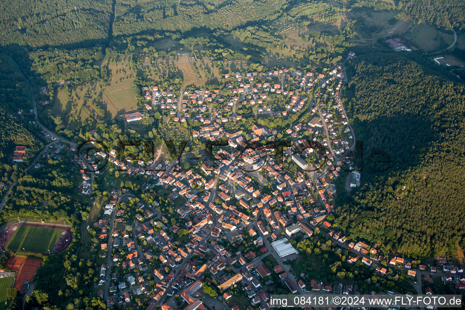 Vue aérienne de Champs agricoles et surfaces utilisables à Hauenstein dans le département Rhénanie-Palatinat, Allemagne