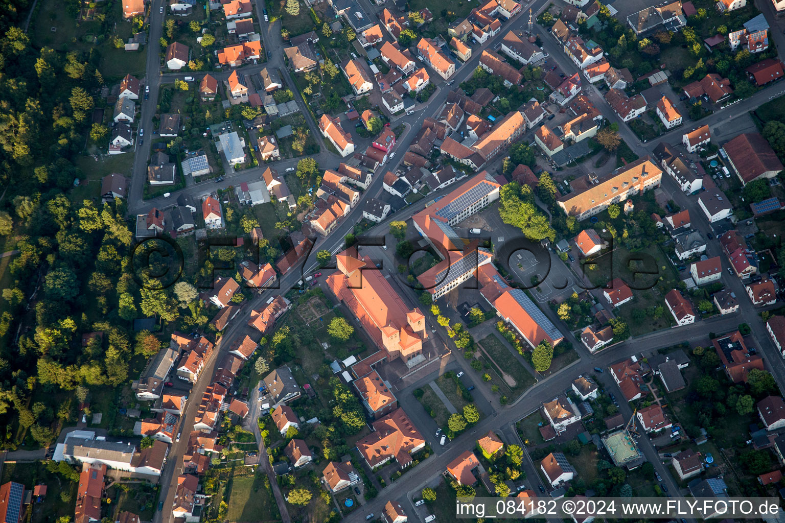 Vue aérienne de Église du Christ-Roi dans le vieux centre-ville du centre-ville à Hauenstein dans le département Rhénanie-Palatinat, Allemagne