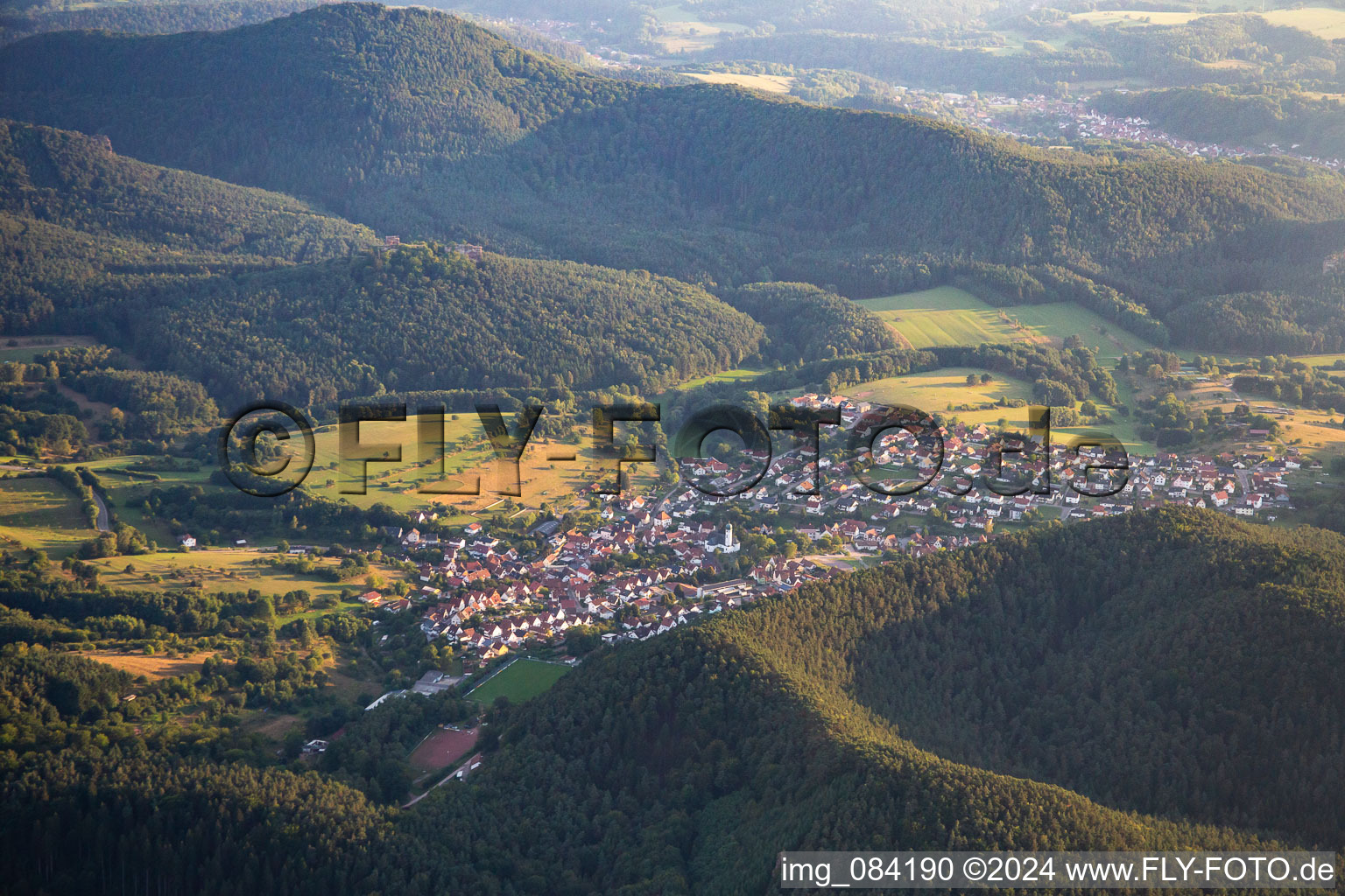 Vue aérienne de Du nord-est à Busenberg dans le département Rhénanie-Palatinat, Allemagne