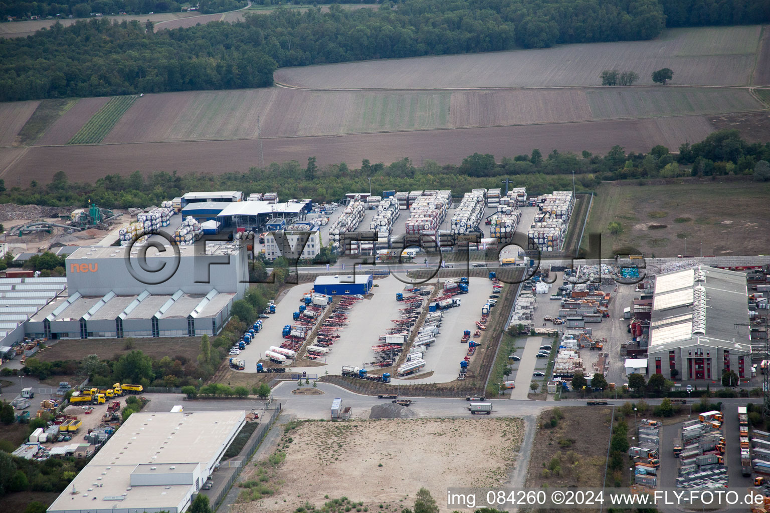 Vue aérienne de Zone industrielle Im Langgewan, société de transport Kube & Kubenz à Worms dans le département Rhénanie-Palatinat, Allemagne