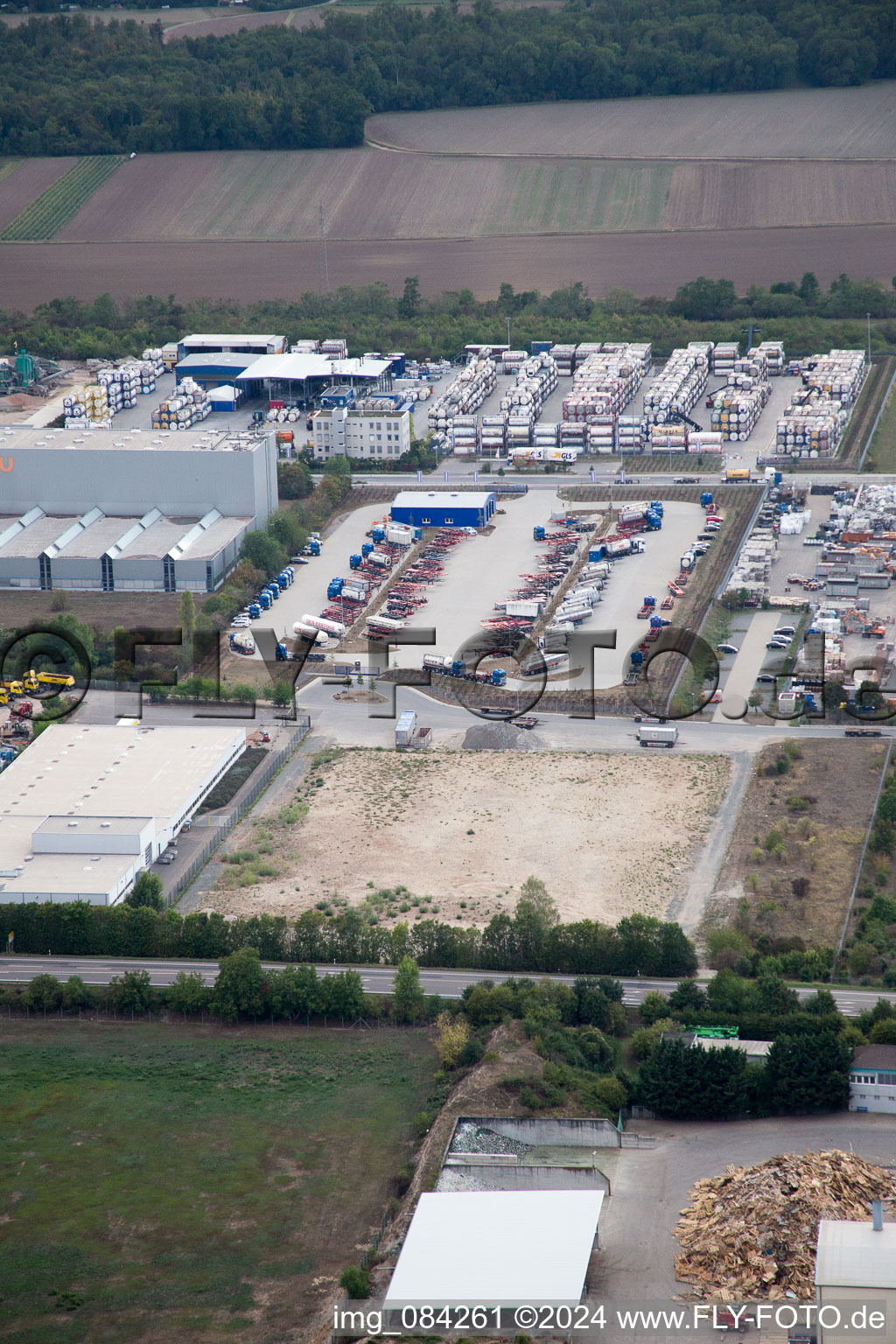 Vue aérienne de Zone industrielle Im Langgewan, société de transport Kube & Kubenz à Worms dans le département Rhénanie-Palatinat, Allemagne