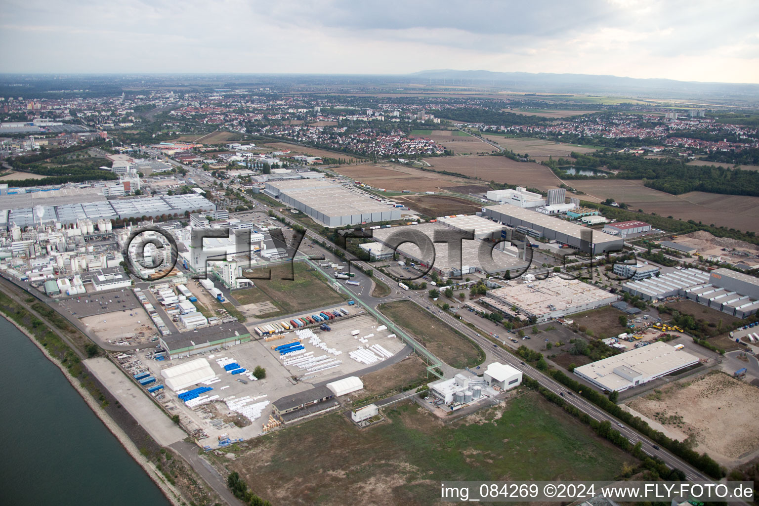 Vue oblique de Zone industrielle nord du Rhin à Worms dans le département Rhénanie-Palatinat, Allemagne