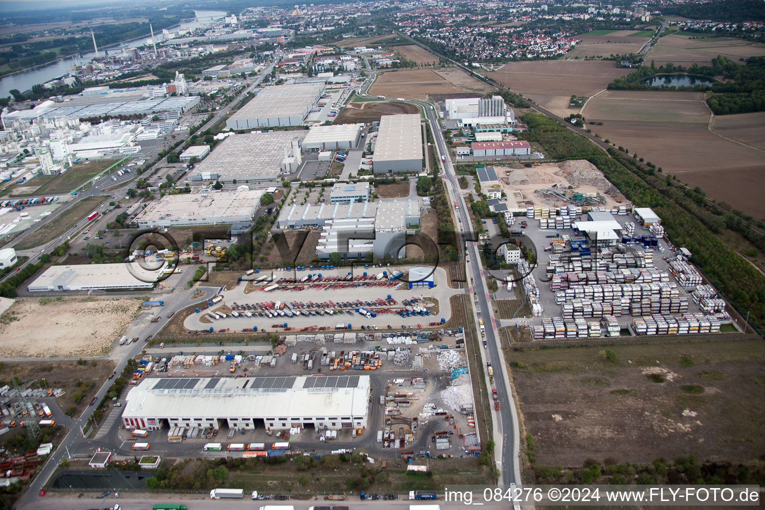 Zone industrielle Im Langgewan, société de transport Kube & Kubenz à Worms dans le département Rhénanie-Palatinat, Allemagne vue du ciel