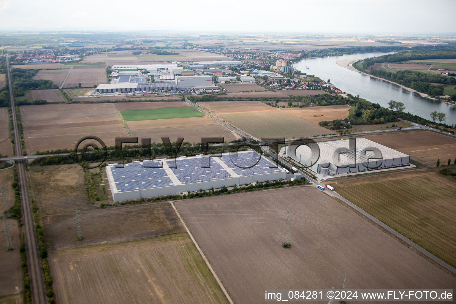 Vue aérienne de Zone industrielle nord du Rhin à le quartier Herrnsheim in Worms dans le département Rhénanie-Palatinat, Allemagne