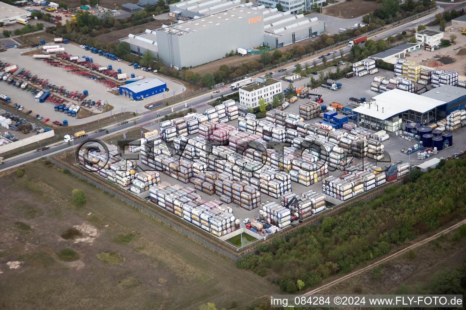 Zone industrielle Im Langgewan, société de transport Kube & Kubenz à Worms dans le département Rhénanie-Palatinat, Allemagne du point de vue du drone