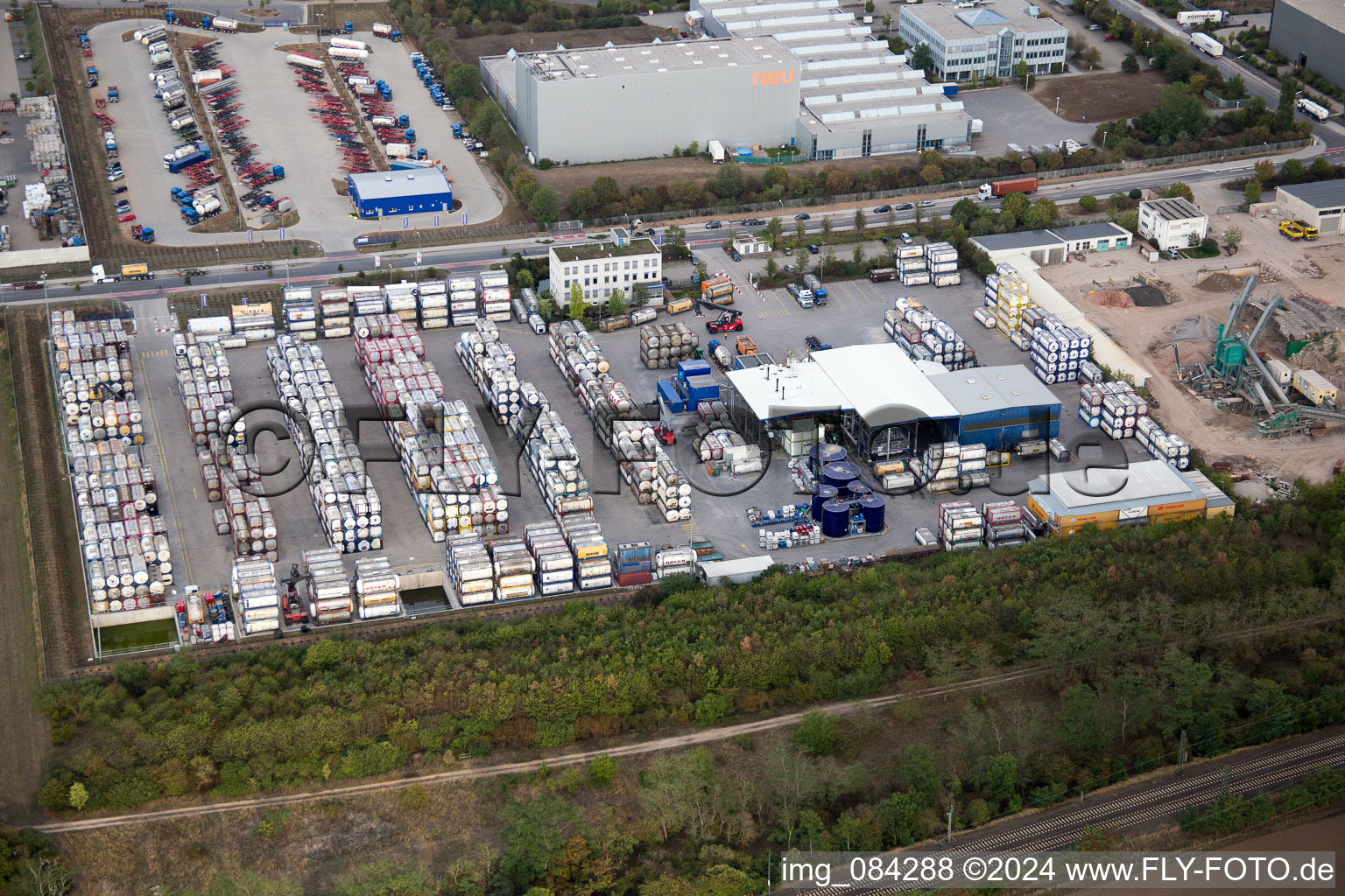 Vue aérienne de Zone industrielle Im Langgewan, société de transport Kube & Kubenz à Worms dans le département Rhénanie-Palatinat, Allemagne